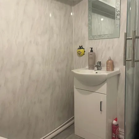 2 Bedroom On Bathroom, Southmead Apartment