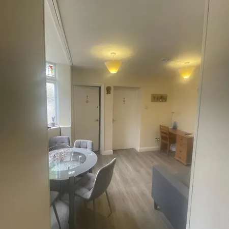 2 Bedroom On Bathroom, Southmead Apartment Bristol