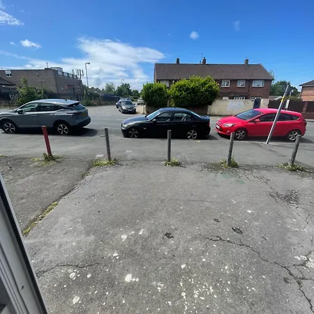 2 Bedroom On Bathroom, Southmead 布里斯托