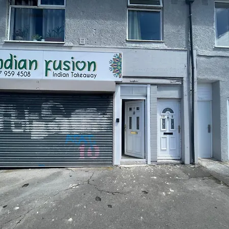 2 Bedroom On Bathroom, Southmead 布里斯托