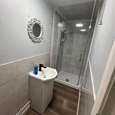2 Bedroom On Bathroom, Southmead Apartment Bristol