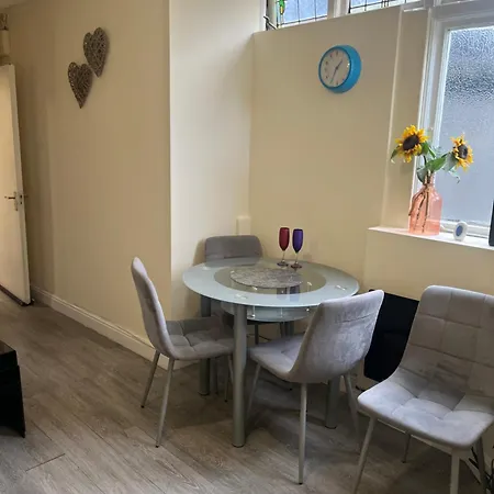 2 Bedroom On Bathroom, Southmead 布里斯托