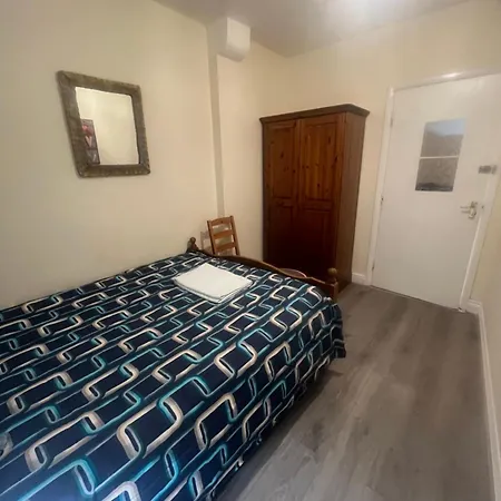 2 Bedroom On Bathroom, Southmead * 브리스틀