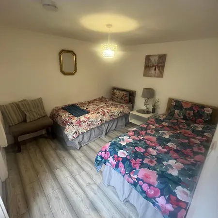 2 Bedroom On Bathroom, Southmead דירה