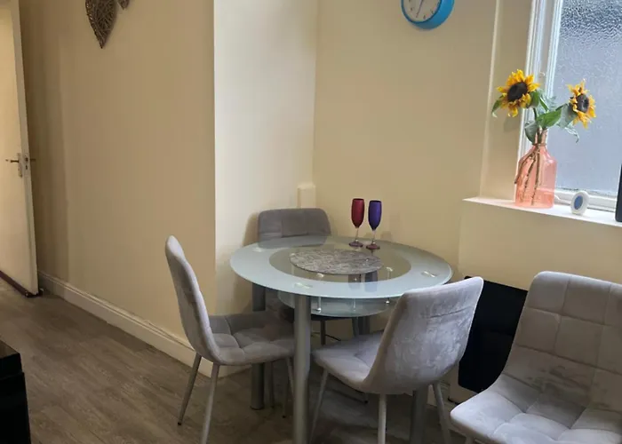 2 Bedroom On Bathroom, Southmead 布里斯托