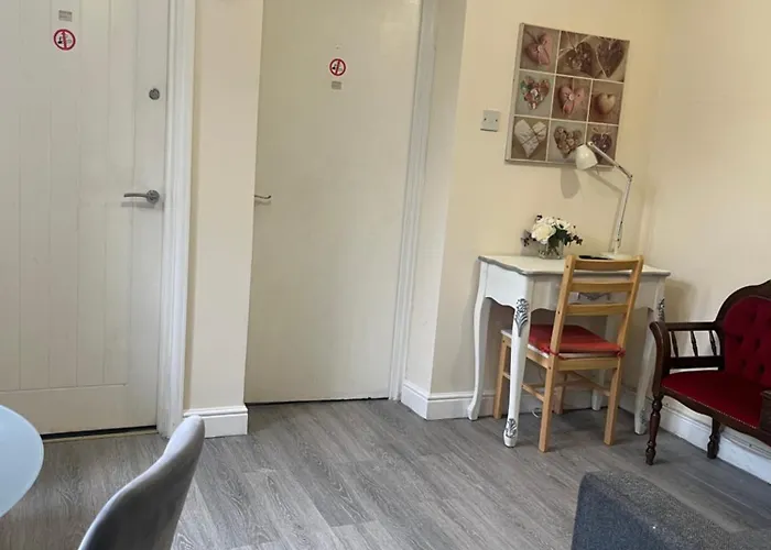 2 Bedroom On Bathroom, Southmead 布里斯托