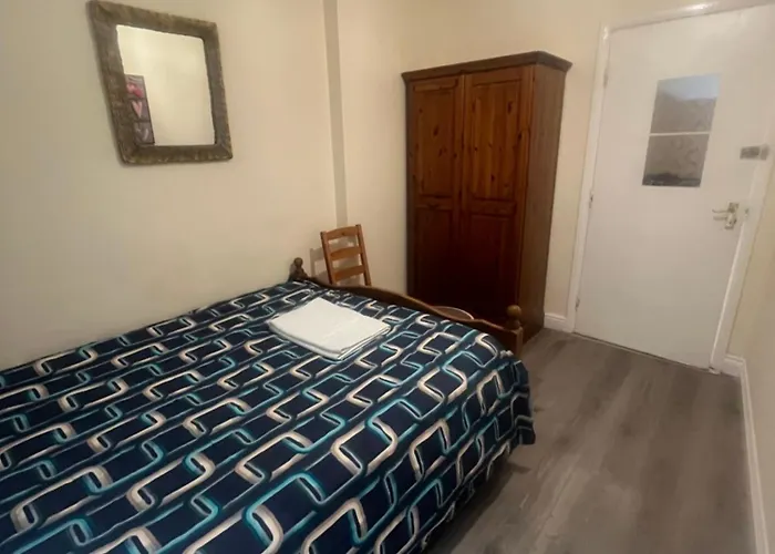 2 Bedroom On Bathroom, Southmead * 布里斯托